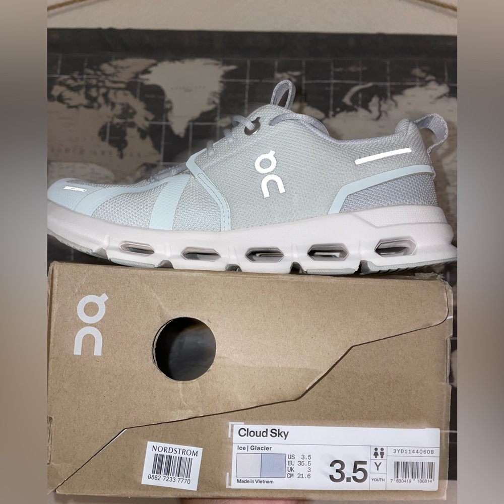 ON Running |on cloud Kids' Cloud Sky Running Sneaker Glacier White Size 3.5Y
